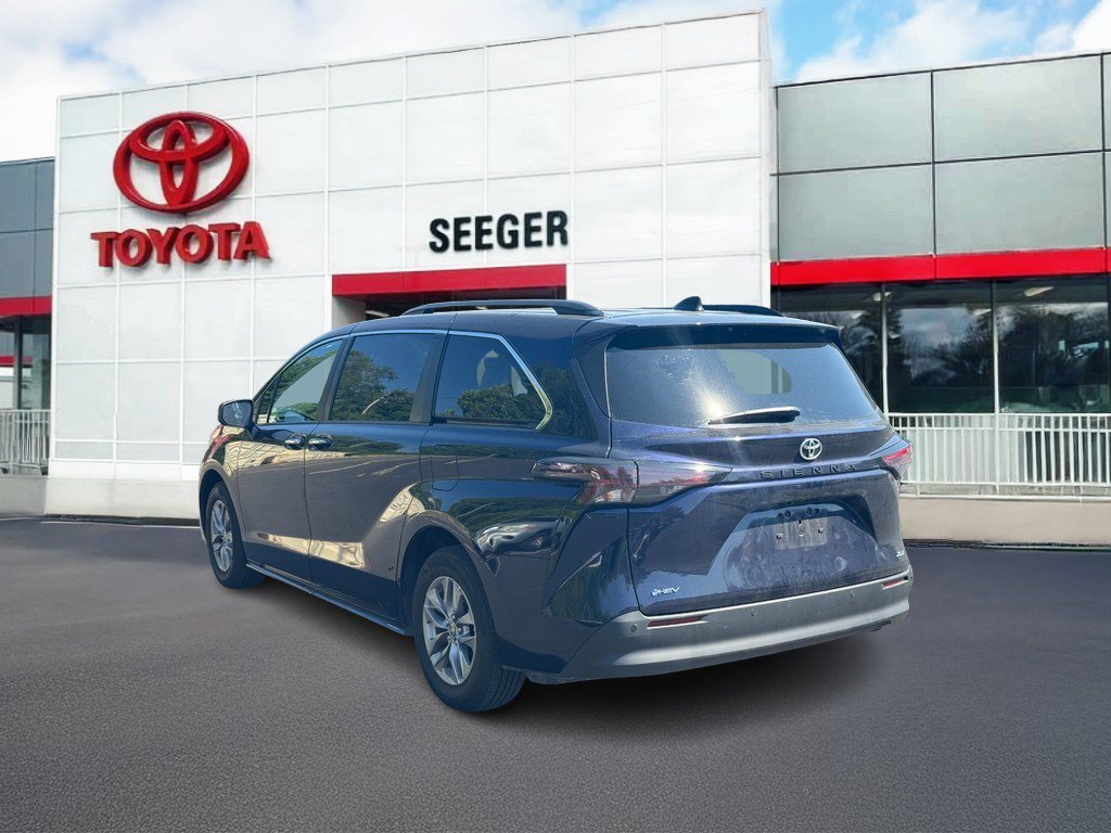 Used 2026 Toyota Sienna XLE FWD image 9