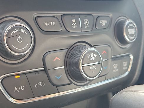 Used 2019 Jeep Cherokee Limited w/ Trailer Tow Group AWD/4WD image 28