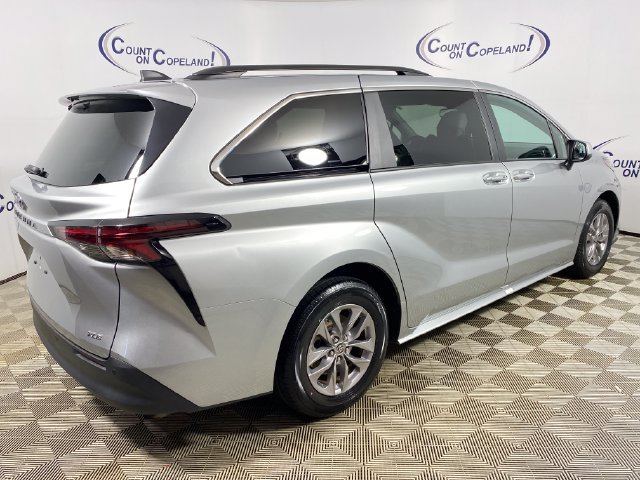 Used 2025 Toyota Sienna XLE FWD image 8