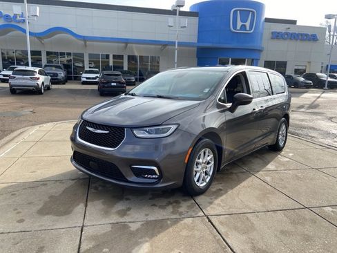 Used 2023 Chrysler Pacifica Touring-L image 4