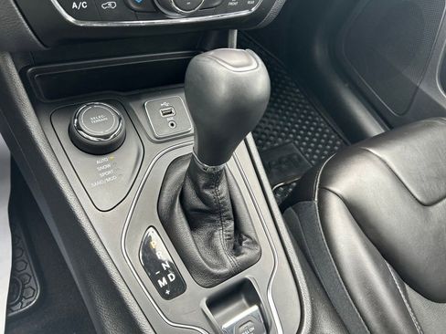 Used 2019 Jeep Cherokee Latitude Plus w/ Comfort/Convenience Group AWD/4WD image 33