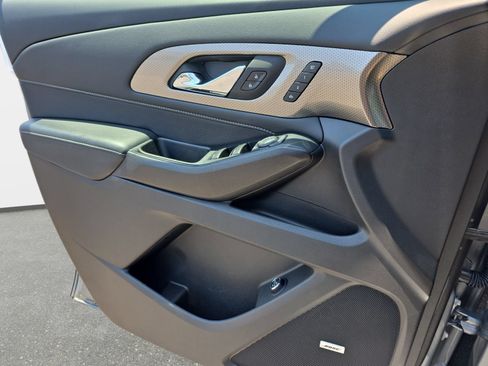 Used 2023 Chevrolet Traverse Premier FWD image 28