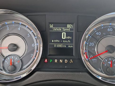Used 2016 Chrysler Town & Country Touring FWD image 10