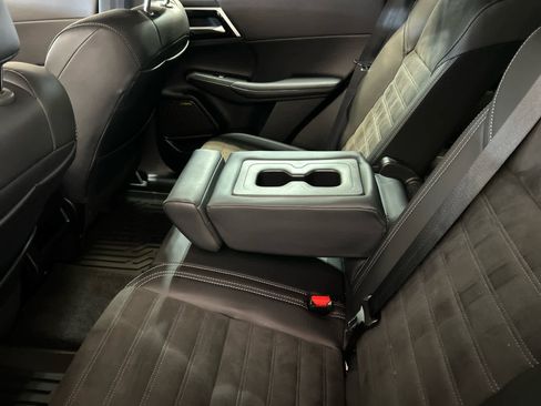 Used 2025 Mitsubishi Outlander SE image 5