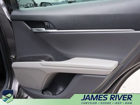 Used 2022 Toyota Camry SE image 11