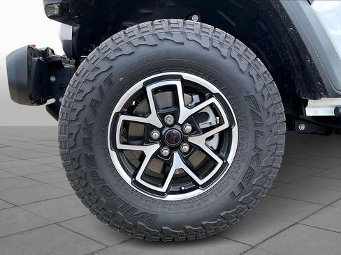 Used 2025 Jeep Gladiator Rubicon w/ Convenience Group image 10