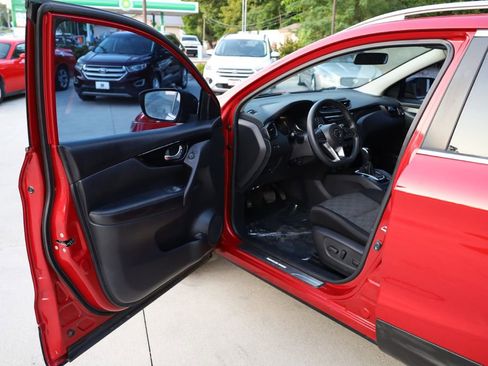 Used 2017 Nissan Rogue Sport SV image 9