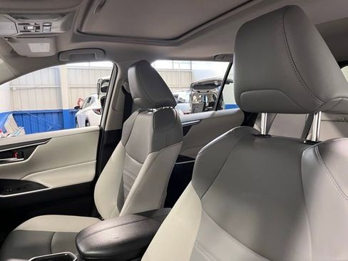 Used 2019 Toyota RAV4 XLE Premium w/ Carpet Mat Package image 23