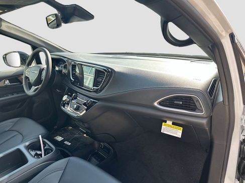 New 2026 Chrysler Pacifica Select image 32