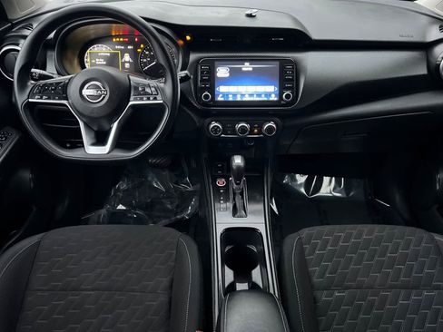 Used 2024 Nissan Kicks SV image 4