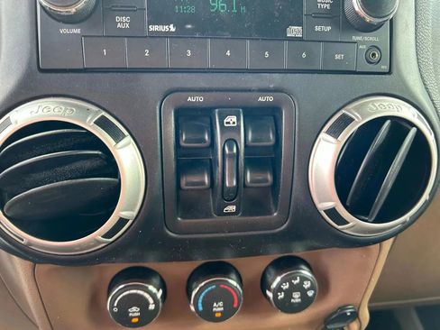 Used 2017 Jeep Wrangler Unlimited Sahara AWD/4WD image 18