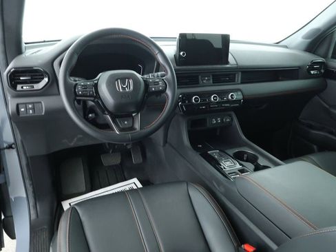 Used 2025 Honda Pilot TrailSport image 10