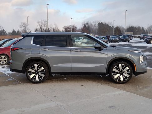 New 2026 Mitsubishi Outlander SE image 14