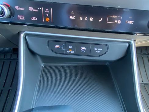 New 2026 Kia Carnival FWD image 17