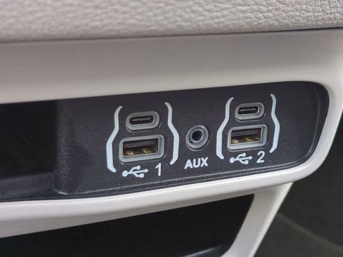 Used 2024 Chrysler Pacifica Limited FWD image 21