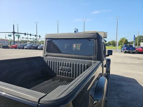 Used 2023 Jeep Gladiator Sport AWD/4WD image 4