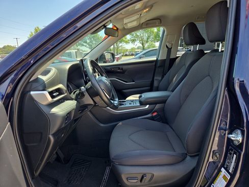 Used 2023 Toyota Highlander LE AWD/4WD image 10