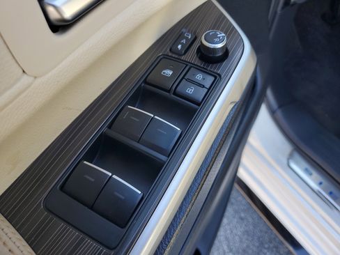 Used 2024 Toyota Sienna Limited image 18