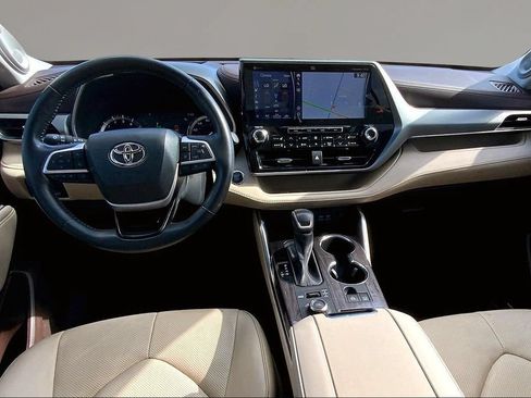 Used 2022 Toyota Highlander Platinum AWD/4WD image 16