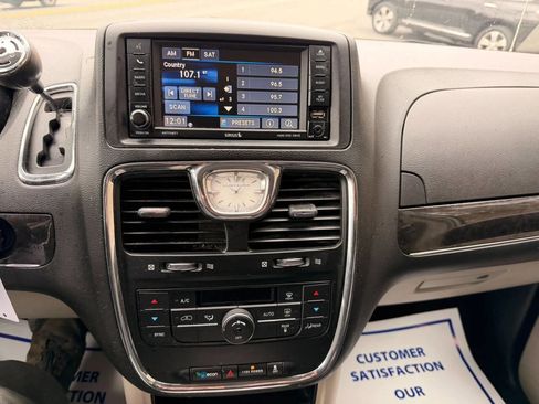 Used 2016 Chrysler Town & Country Touring FWD image 12