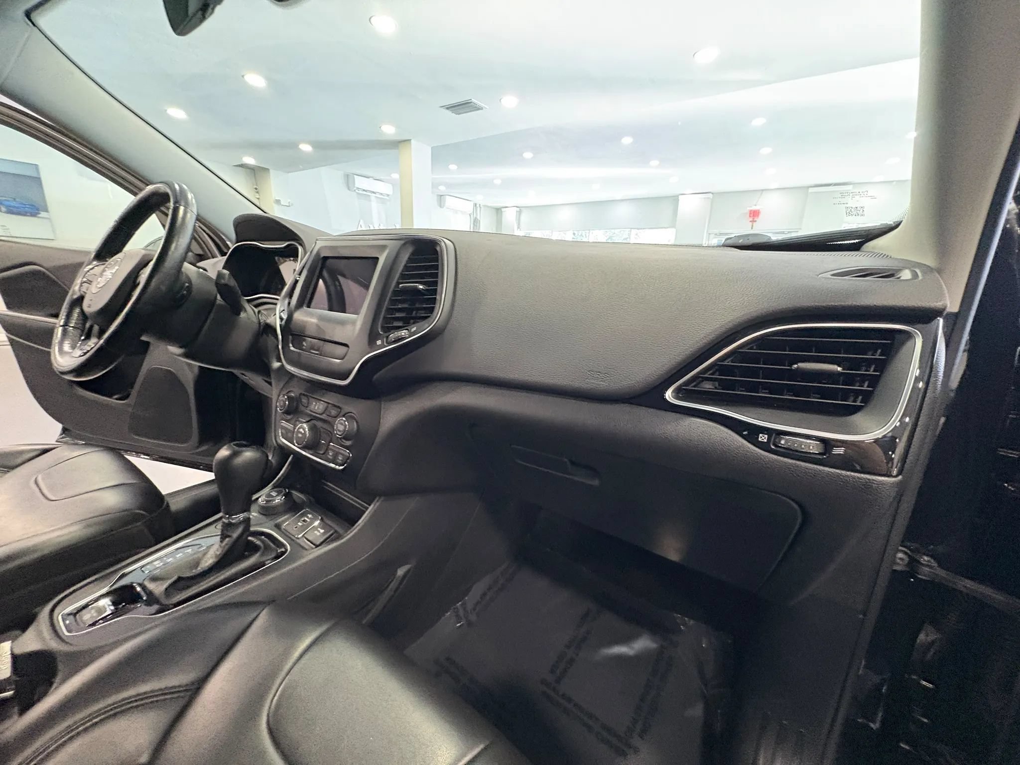 Used 2020 Jeep Cherokee Latitude Plus AWD/4WD image 18