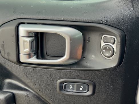 Used 2018 Jeep Wrangler Unlimited Sport S AWD/4WD image 15