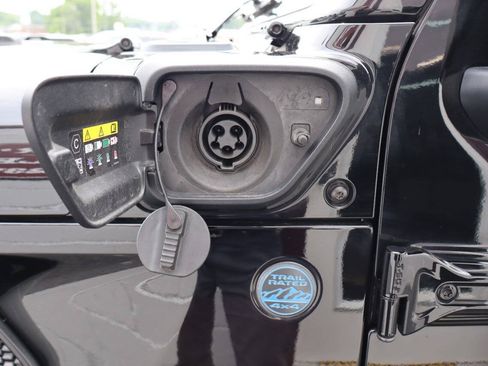 Used 2024 Jeep Wrangler Unlimited w/ Convenience Group AWD/4WD image 7