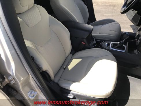 Used 2015 Jeep Cherokee Latitude w/ Comfort/Convenience Group image 22