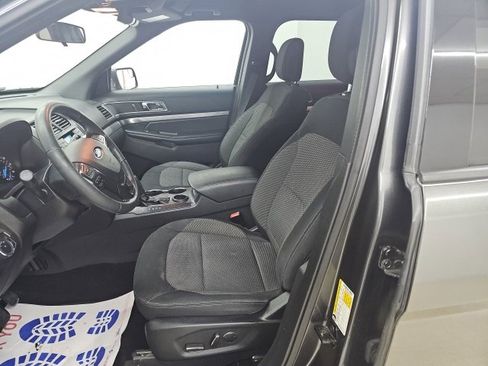 Used 2018 Ford Explorer XLT image 8