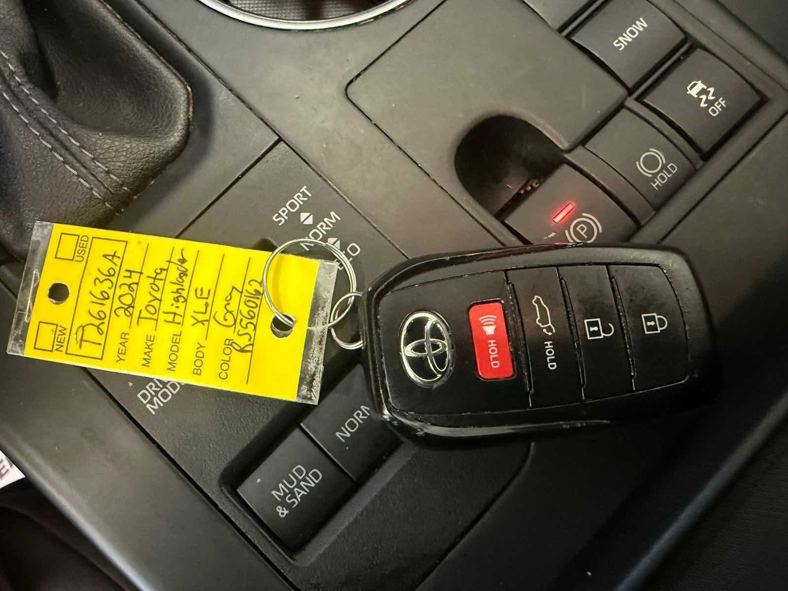 Used 2024 Toyota Highlander XLE AWD/4WD image 39