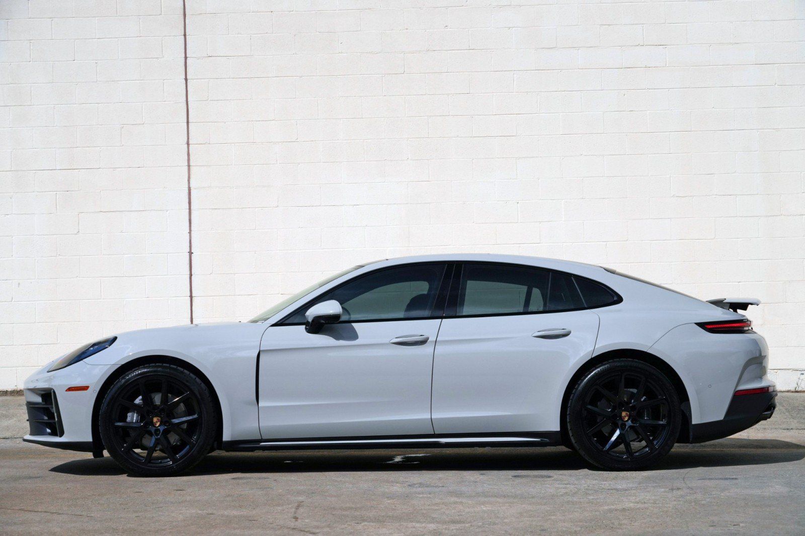 Used 2025 Porsche Panamera image 9