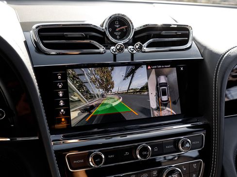 Used 2022 Bentley Bentayga image 38