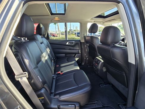 Used 2019 Nissan Pathfinder Platinum image 18