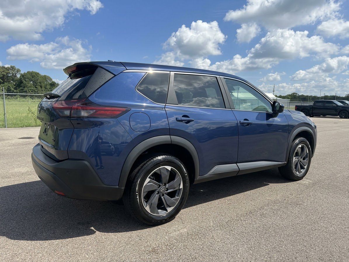 Used 2024 Nissan Rogue SV FWD image 3