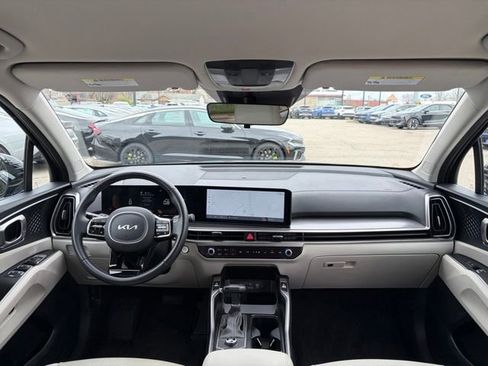 Used 2025 Kia Sorento S image 9