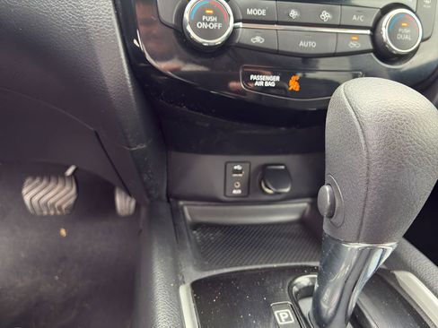 Used 2016 Nissan Rogue SV image 16