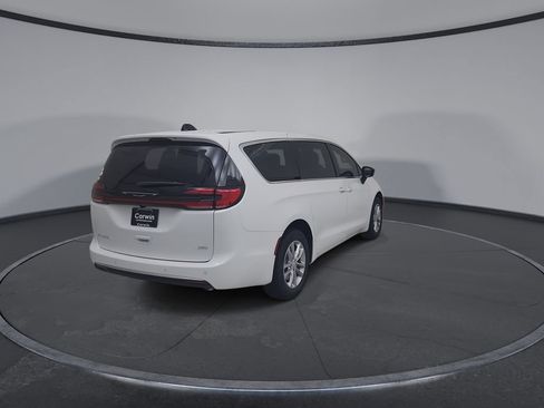 New 2027 Chrysler Pacifica Select AWD/4WD image 14