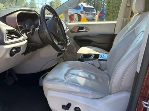 Used 2018 Chrysler Pacifica Touring-L FWD image 9