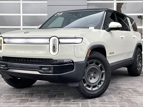 Used 2025 Rivian R1S Premium image 1