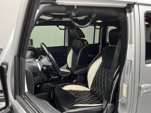 Used 2017 Jeep Wrangler Unlimited Sahara w/ Dual Top Group AWD/4WD image 8