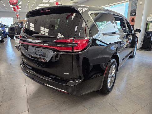 New 2026 Chrysler Pacifica Select AWD/4WD image 4