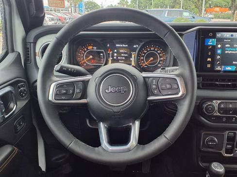 Used 2025 Jeep Wrangler Unlimited Sahara AWD/4WD image 14