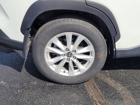 Used 2024 Toyota Corolla Cross LE image 10