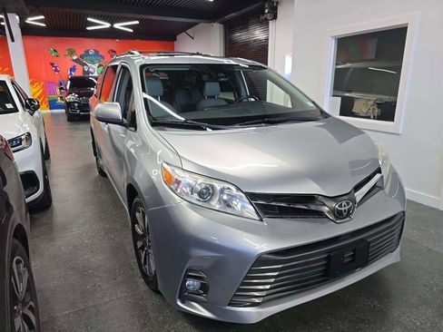 Used 2019 Toyota Sienna XLE w/ XLE Navigation Package AWD/4WD image 4