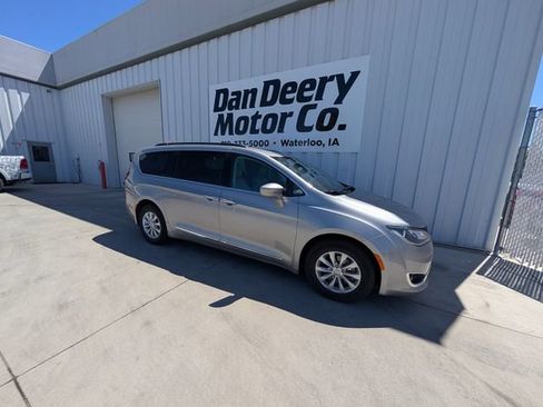 Used 2017 Chrysler Pacifica Touring-L FWD image 20