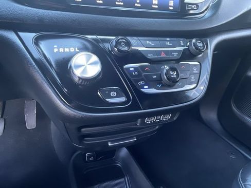 Used 2025 Chrysler Pacifica Select FWD image 17