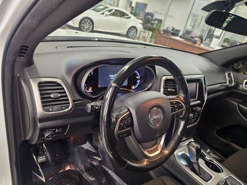 Used 2020 Jeep Grand Cherokee Laredo AWD/4WD image 11
