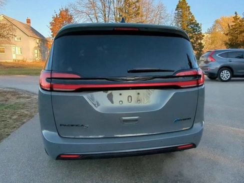 Used 2023 Chrysler Pacifica Touring-L w/ S Appearance Package image 4