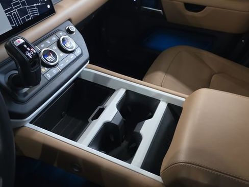 Used 2025 Land Rover Defender 110 X-Dynamic SE image 23