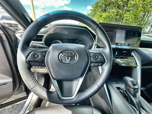 Used 2021 Toyota Venza Limited image 11